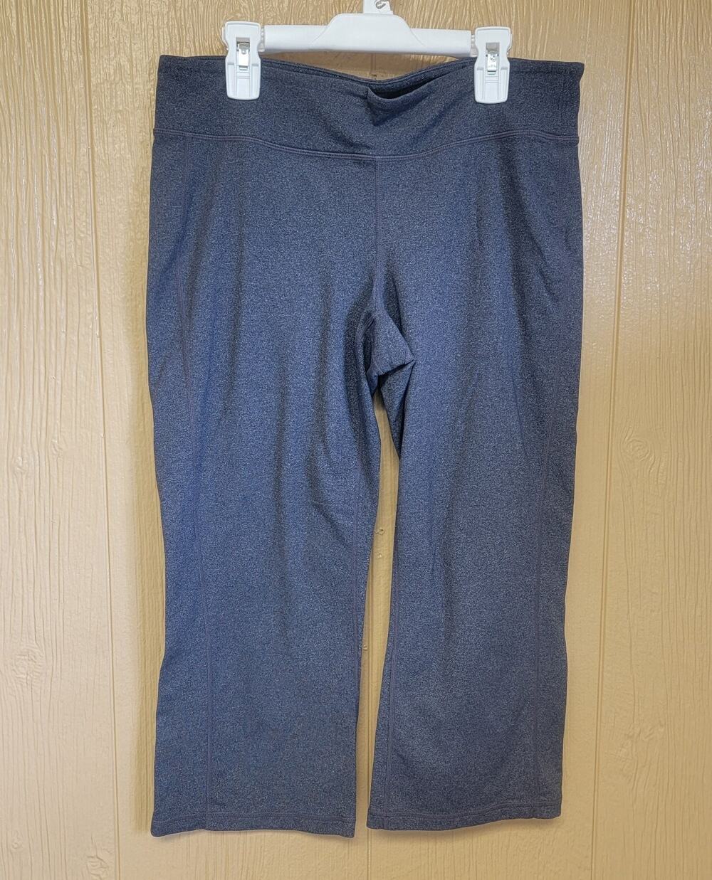 ATHLETA Sz Medium Gray Tight Legging Capri Bike Pants - 572